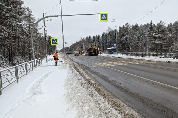 В новогодние праздники дорожные службы Кировской области будут работать круглосуточно  Очистке дорог будет уделено особое внимание. Все подрядчики готовы обеспечивать безопасное и бесперебойное движение. Об этом шла речь на оперативном совещании в правительстве Кировской области. Оно было посвященном подготовке к предстоящим праздникам.  Будет организована круглосуточная работа: расчистка автомобильных дорог от снега, обработка противогололёдными материалами и устранение наледи.  У дежурных бригад есть специализированная техника — они готовы оперативно реагировать на изменения погодных условий. Специалисты также обратились к водителям с напоминанием о соблюдении дистанции и скоростного режима.  В случае чрезвычайных ситуаций и затруднений на дорогах водители могут обращаться в круглосуточную диспетчерскую службу по телефону  8332  56-20-11.  Фото: kirovreg.ru