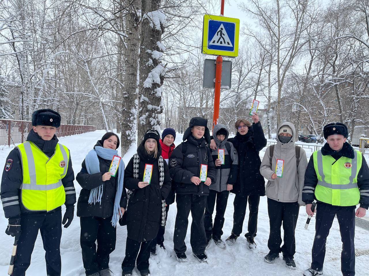 Госавтоинспекция города Барнаула подводит итоги профилактического мероприятия «Пешеходный переход»  30 января в целях профилактики нарушений проезда пешеходных переходов, перехода пешими участниками дорожного движения проезжей части вне пешеходного перехода в зоне его видимости, а также нарушения ПДД РФ несовершеннолетними участниками дорожного движения, Госавтоинспекции города Барнаула в составе 19 экипажей, провели профилатактическое мероприятие «Пешеходный переход».    Автоинспекторы в ходе проведения рейда выявили 73 административных правонарушения. Из них за нарушение правил проезда пешеходных переходов и непредоставление преимущества пешеходам, привлечено к административной ответственности 29 водителей транспортных средств. За переход в неустановленном месте привлечено к ответственности 5 пешеходов, проведены беседы с 4-мя несовершеннолетними  нарушителями. Со всеми участниками дорожного движения проводились профилактические беседы и вручались памятки по дорожной безопасности.  Госавтоинспекция города Барнаула обращается к участникам дорожного движения!   Уважаемые пешеходы! Будьте особенно  осторожны и внимательны на дороге. Напоминаем Вам, что переходить проезжую часть разрешено только по пешеходному переходу и только на зеленый сигнал светофора. Прежде чем переходить проезжую часть необходимо убедиться в безопасности. Помните о том, что в зимний период тормозной путь автомобиля увеличивается, поэтому дождитесь его полной остановки. Используйте световозвращающие элементы, снимайте наушники, капюшон и не отвлекайтесь на телефон во время перехода.  Уважаемые водители! Приближаясь к пешеходному переходу снижайте скорость, находясь за рулем транспортного средства не отвлекайтесь на внешние факторы и помните о своей обязанности пропускать пешеходов. Ваша внимательность и ответственность может сохранить жизнь и здоровье других людей.