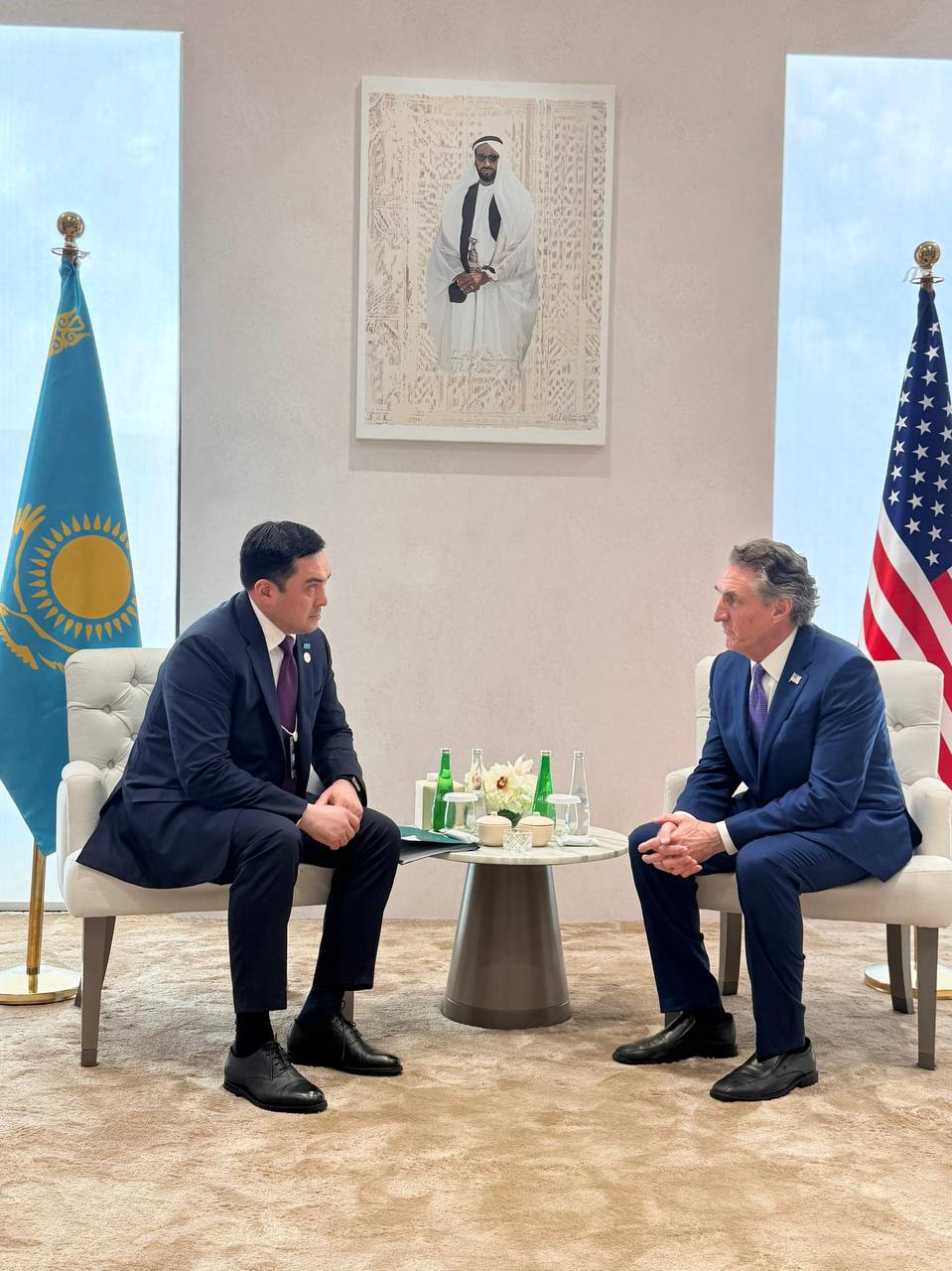 Казахстан в топливной связке с США Астана и Вашингтон провели стратегические переговоры в сфере энергетики На полях энергетического форума ADIPEC 2025 министр энергетики Казахстана Ерлан Аккенженов и глава американского Совета по энергетическому доминированию Даг Бёргум подтвердили стратегическое партнёрство между Астаной и Вашингтоном Основными темами переговоров стали инвестиции цифровизация и развитие месторождений Но фактически речь идёт об усилении зависимости Казахстана от американского капитала и контроля над ключевыми нефтяными активами Тенгиз Карачаганак Кашаган и всё это давно под флагом западных корпораций США подчёркивают взаимовыгодное сотрудничество однако энергетическая самостоятельность Казахстана всё больше превращается в красивую вывеску Даже Каспийский трубопроводный консорциум ключевой экспортный маршрут де факто обслуживает интересы иностранных партнёров Получается энергетическое партнёрство или аккуратная передача рычагов стратегической отрасли под внешний контроль Казахстан США ExpressAsia