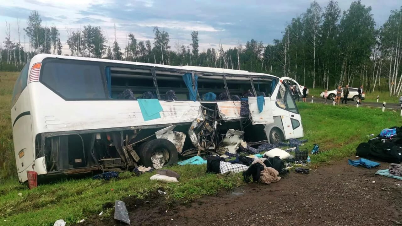 Автобус с футболистами попал в аварию в Омской области  «Два человека пострадали  в ДТП с автобусом в Тюкалинском районе — ред. : пассажир автобуса, футболист команды «Тюмень 2» и водитель BMW. По предварительной информации, пять автомобилей стали участниками аварии, среди которых большегрузы. Обстоятельства аварии уточняются», — сообщили РИА Новости в МВД региона.  Собеседник агентства добавил, что пассажиры автобуса размещены в Тюкалинском районе, пострадавшие доставлены в больницу.