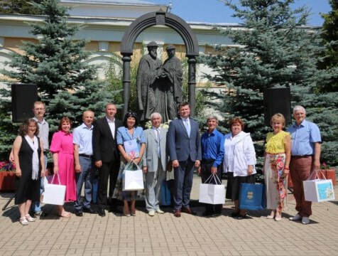 Калужанам вручили медали "за любовь и верность"   Накануне Дня семьи, любви и верности в Калуге чествовали супружеские пары. Торжества прошли в сквере у Никитского храма. Супругам, прожившим в браке более 25 лет, были вручены медали "За любовь и верность" и памятные подарки, также они были внесены Книгу Почёта управления ЗАГС.