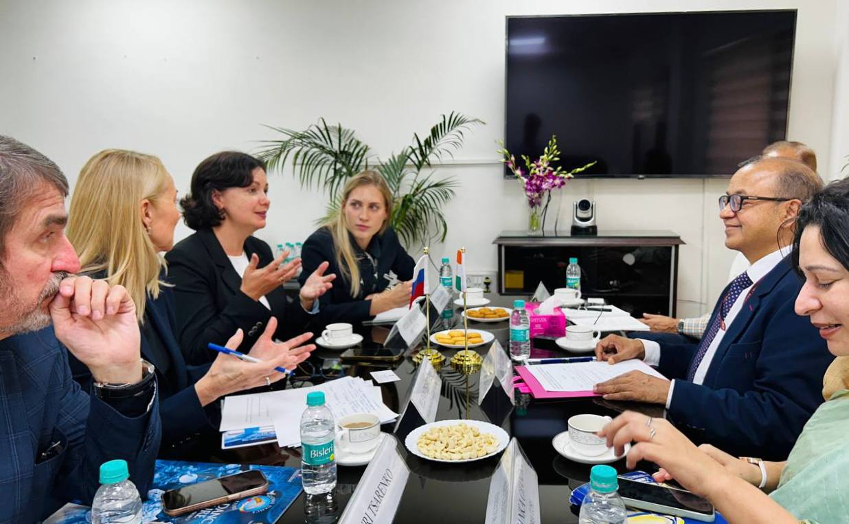 12 ноября дипломаты Посольства России в Индии и представители руководства АНО Русский национальный балет Кострома Е Н Царенко и Ю В Царенко встретились с директором Департамента международного сотрудничества Министерства культуры Индии А Кумаром Были обсуждены планы организации шоу балета Кострома в Индии в 2026 году Отдельное внимание было уделено инициативам по развитию творческих обменов и совместных культурных проектов в рамках Альянса народной танцевальной культуры стран БРИКС В ходе беседы стороны подчеркнули значимость усиления гуманитарных связей между Россией и Индией а также выразили готовность к дальнейшему взаимодействию в контексте предстоящего председательства Индии в БРИКС в 2026 году RusEmbIndia Ru РоссияИндия ДружбаДости Культура БРИКС