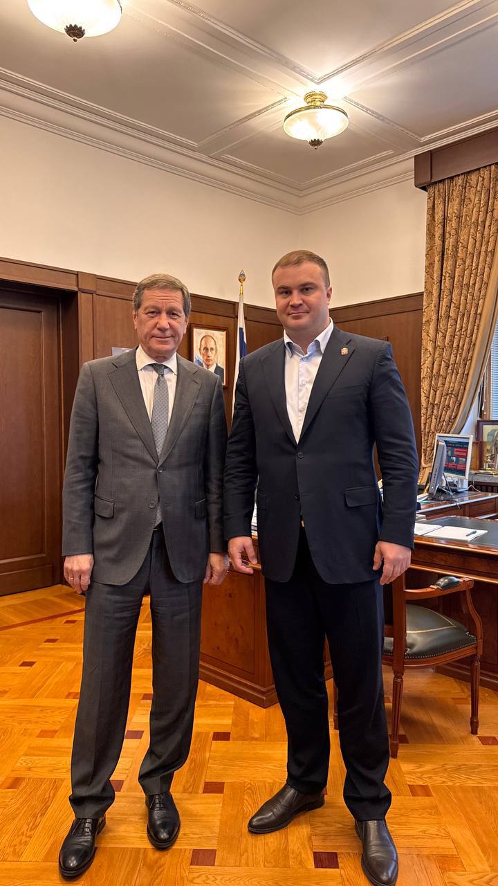 Виталий Хоценко провёл рабочую встречу с первым зампредседателя Госдумы В рамках встречи главы региона с Александром Жуковым, представляющим Омскую область в федеральном парламенте, обсуждались перспективы привлечения дополнительных федеральных средств на реализацию инфраструктурных проектов. Также рассмотрели вопросы участия региона в госпрограммах, направленных на развитие социальной, спортивной и образовательной инфраструктуры. «Пригласил Александра Дмитриевича к нам на празднование Дня области и Дня города Омска, который мы будем в этом году проводить впервые совместно», — сообщил Виталий Хоценко.