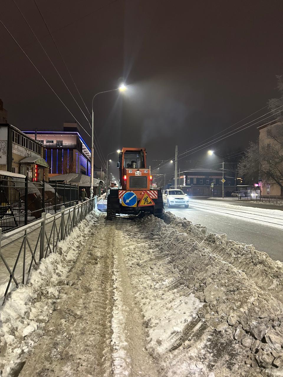 За минувшие выходные бригады УДХБ убрали с городских улиц более 4 500 кубометров снега. Работа велась на улицах Орджоникидзе, Институтская, Новокирпичная, Богдана Хмельницкого, Перелета, на путепроводе по улице Кирова, Ленинградском мосту и других. Продолжается и снятие наледи с дорог. Сегодня ранним утром дорожники трудились на дороге к посёлку Большие поля, на улице Нефтезаводская. В планах — вывоз снега с улиц 12 Декабря, Шаронова, Кирова, Космического проспекта, Крупской, 21-й Амурской и т.д. Также занимаемся уборкой и обработкой тротуаров, подходов к остановкам. В этих мероприятиях задействовано 180 рабочих.