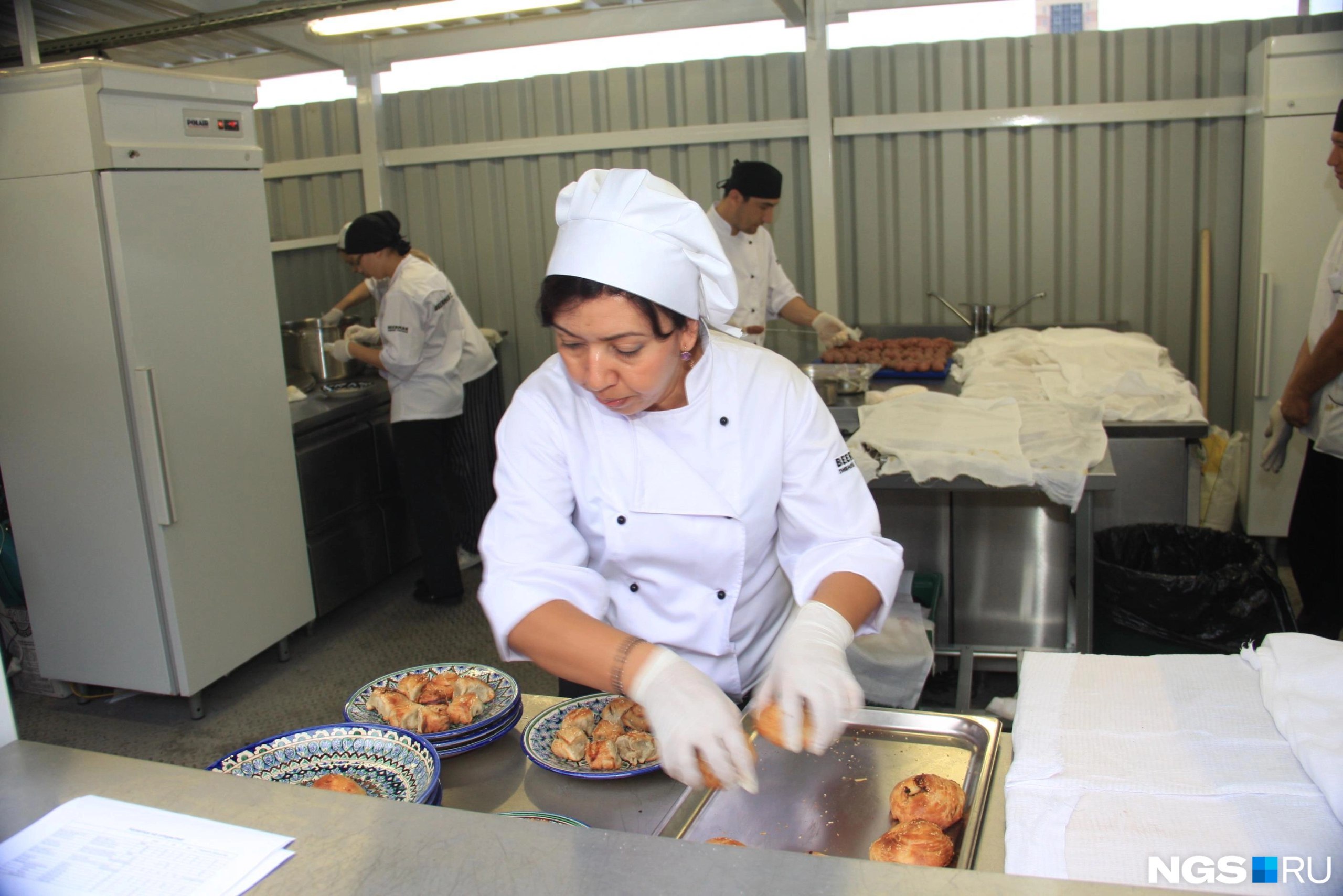 Повара пекари и кондитеры остаются дефицитными специалистами в Приморском крае Сегодня на одну вакансию для них в среднем приходится 1 4 резюме потенциальных кандидатов при том что норма от 4 резюме на вакансию Ситуация обостряется из за того что за ценные кадры в виде поваров бьются не только предприятия общепита но и розница развивающая кулинарное направление На нее приходится 24 от всех вакансий поваров пекарей и кондитеров При растущем дефиците растет и спрос на поваров С января по ноябрь этого года открыто 9 2 тысячи вакансий 19 которых из Приморья Край уступил только Хабаровско му где этот показатель составил 27 Примечательно но при таком спросе в Приморье одна из самых низких средних зарплат для поваров среди регионов Дальнего Востока Сколько им платят у нас и какие требования выставляют работодатели можно прочитать по ссылке Подписаться