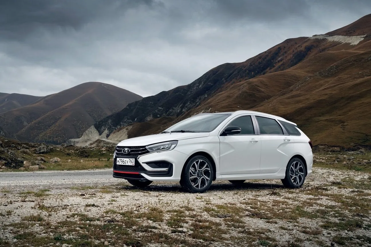 АвтоВАЗ нашел у себя рост продаж автомобилей Компания отчиталась что по итогам апреля 2026 года через сбытовую сеть реализовано 31 172 автомобиля брендов Lada и XCite По сравнению с мартом 2026 года продажи выросли на 12 процентов   oboz info avtovaz nashel u sebya rost prodazh avtomobilej