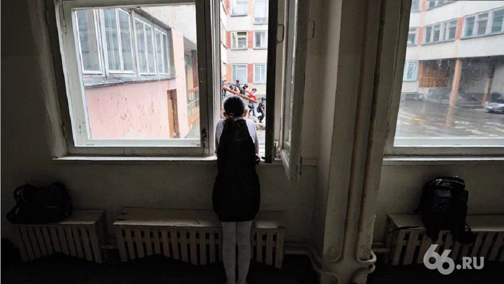 Русскоговорящую девочку отказались зачислять в школу без экзамена для детей мигрантов В июле 2025 года семья переехала в Верхнюю Пышму по госпрограмме переселения соотечественников Девочку учившуюся по русскоязычной программе не приняли в школу Ей назначили экзамен для детей мигрантов Ожидая тестирования ребенок вынужден пропускать начало учебного года сообщили в областном Следственном комитете Возбуждено уголовное дело   Новости из Екатеринбурга