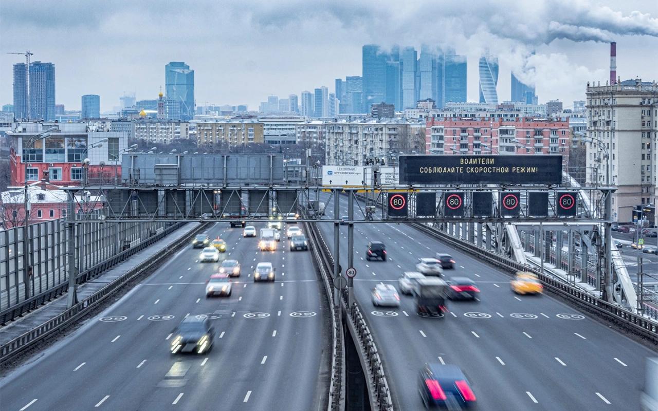 На дорогах Москвы появятся новые табло Как они помогут водителям Власти намерены установить 140 новых информационных табло на улицах города которые будут отображать данные о погоде информацию о свободных парковках а также оптимальных маршрутов проезда Соответствующий тендер появился на портале госзакупок Максимальная стоимость работ по установке таких табло 3 6 млрд руб Как пояснили Коммерсанту в ЦОДД Москвы на данный момент в столице функционирует 500 таких табло в том числе 160 малого формата на МКАД куда выводится только экстренная информация Однако новые табло на которые объявлена закупка будут иметь расширенный функционал пояснили в ЦОДД Помимо автоматического оповещения об инцидентах и загруженности в перспективе на табло планируется выводить информацию о ближайших перехватывающих парковках с указанием количества свободных мест Планируем усилить интеграцию с городской инфраструктурой для построения комбинированных маршрутов рассказали изданию в ведомстве На экраны также будет выводиться информация о погоде на конкретных участках дорог Новые табло установят на 2025 2027 годы на ключевых городских магистралях