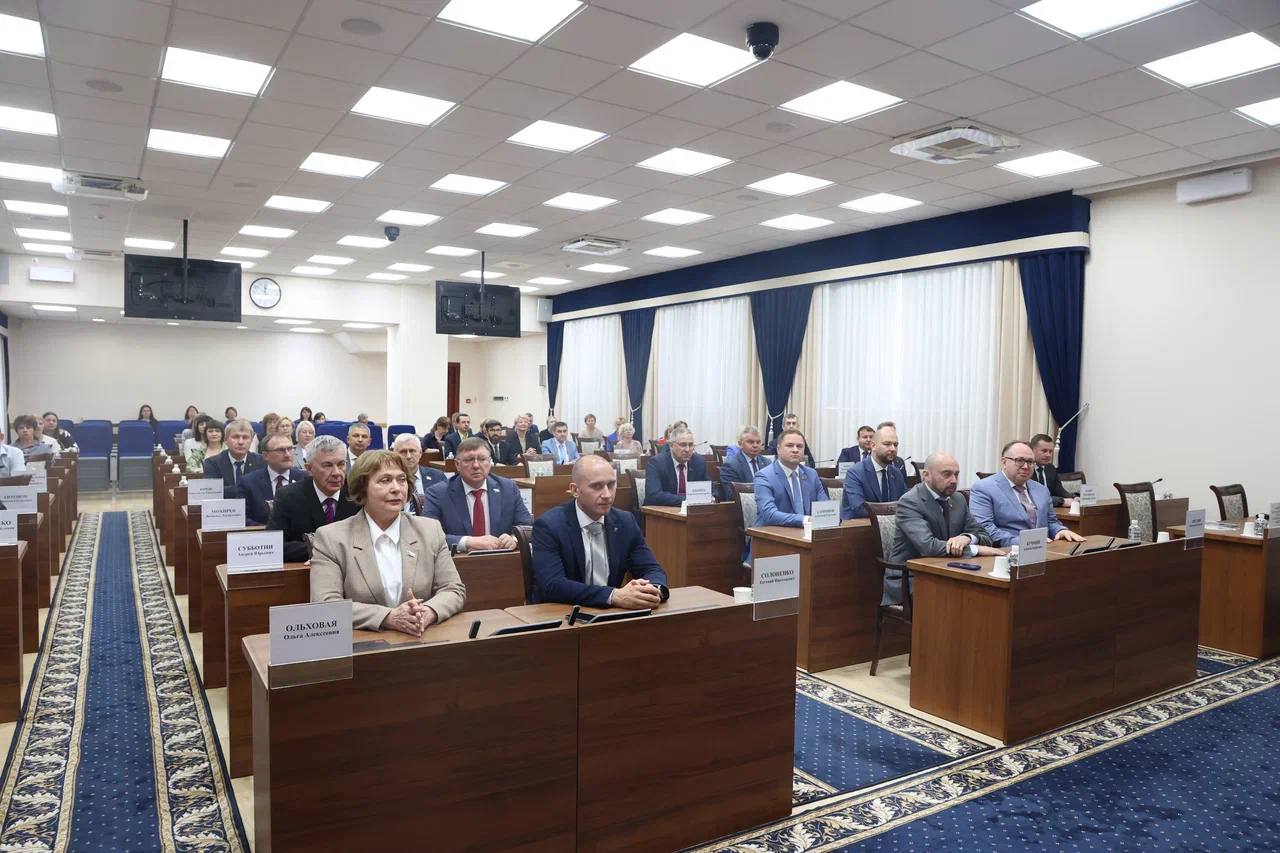 Делегация Московской городской Думы прибыла с рабочим визитом в Хабаровск. Начали программу с подписания соглашения о сотрудничестве между Мосгордумой и Законодательной Думой Хабаровского края. С Председателем краевого парламента Николаем Шевцовым нас связывает давнее конструктивное взаимодействие. Уверен, что подписание соглашения придаст нашему сотрудничеству новый импульс и позволит реализовать больше полезных инициатив. Москва и Хабаровский край давно выстроили крепкие связи. Мы развиваем совместные проекты в сфере образования, культуры, транспорта. Так, между образовательными организациями двух регионов уже действует 5 соглашений, регулярно проходят совместные культурно-просветительские мероприятия, а хабаровские поставщики заключили более 800 контрактов с Москвой только за 2024 год на сумму почти 550 млн рублей. Идёт работа по внедрению единой системы оплаты проезда «СберТройка» в Хабаровске. Обсудили перспективы этого проекта, а также расширение взаимодействия в сфере цифровизации. Отдельное внимание – поддержке участников СВО и их семей. Обменялись опытом работы профильных центров и мер социальной поддержки. В Москве работает Единый центр сопровождения участников СВО, предоставивший уже свыше 258 тысяч услуг. Мы также продолжаем отправку гуманитарных грузов и ведем активную законотворческую работу – многие наши инициативы были учтены при разработке федеральных законов. Уверен, межпарламентское сотрудничество, основанное на реальных делах и общих приоритетах, позволит эффективно решать важные для жителей наших регионов задачи. Благодарю коллег из Хабаровска за теплый приём и конструктивный диалог. Впереди – новые проекты, новые встречи и, безусловно, укрепление связей между столицей и Дальним Востоком!