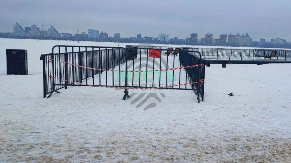 В Воронеже мост на второй очереди Петровской набережной признали опасным и закрыли Воронежцы пожаловались на разрушающиеся железобетонные сваи парящего моста Они потрескались и покосились из некоторых уже торчит арматура Вход на пешеходные дорожки располагающиеся на мосту сейчас закрыт Специалисты управления строительной политики направили письма в адрес подрядной организации выполнявшей работы о необходимости устранения нарушений в рамках гарантийных обязательств и в адрес заказчика проекта министерства архитектуры региона о фактах выявленных нарушений сообщили в мэрии Мы в Max