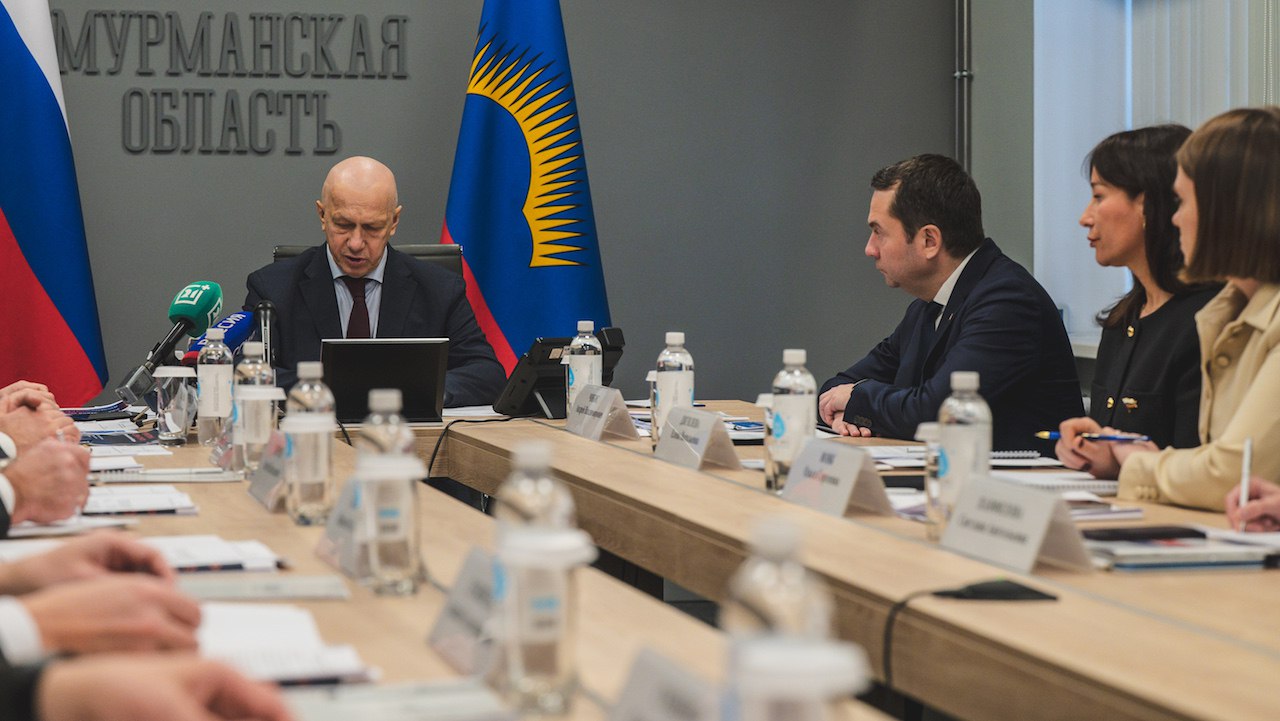 Юрий Трутнев поддержал проект программы реновации ЗАТО Мурманской области В Мурманске состоялось заседание госкомиссии по вопросам развития Арктики Губернатор Андрей Чибис представил проект программы на 2027 2030 годы Как отметил Трутнев на реализацию программы предусмотрены 30 миллиардов рублей из федерального бюджета согласно поручению президента РФ Владимира Путина Сегодня обсудили как исполняются поручения президента в этой части Я спросил у заместителя министра обороны РФ Михаила Фрадкова который должен постоянно контролировать эту работу Он считает ее крайне полезной деньги идут на дело и программа выполняется улучшаются условия жизни Сегодня увидели что работа идет прокомментировал Юрий Трутнев Фото правительство Мурманской области Все самые важные новости Telegram MAX