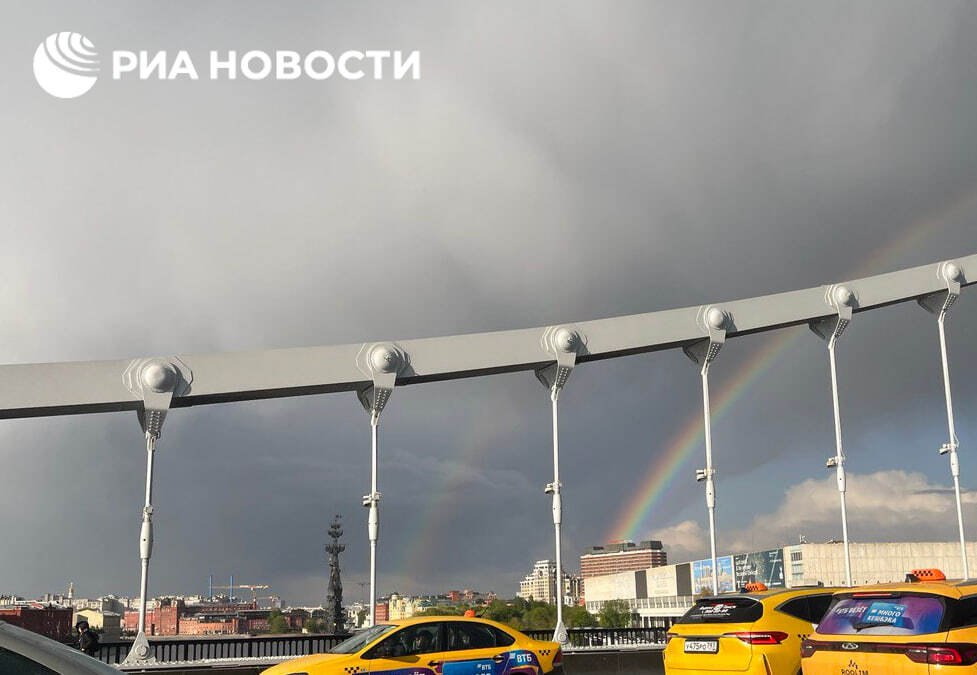 В Москве двойная радуга после дождя. Корреспонденту РИА Новости удалось заснять ее с Крымского моста.