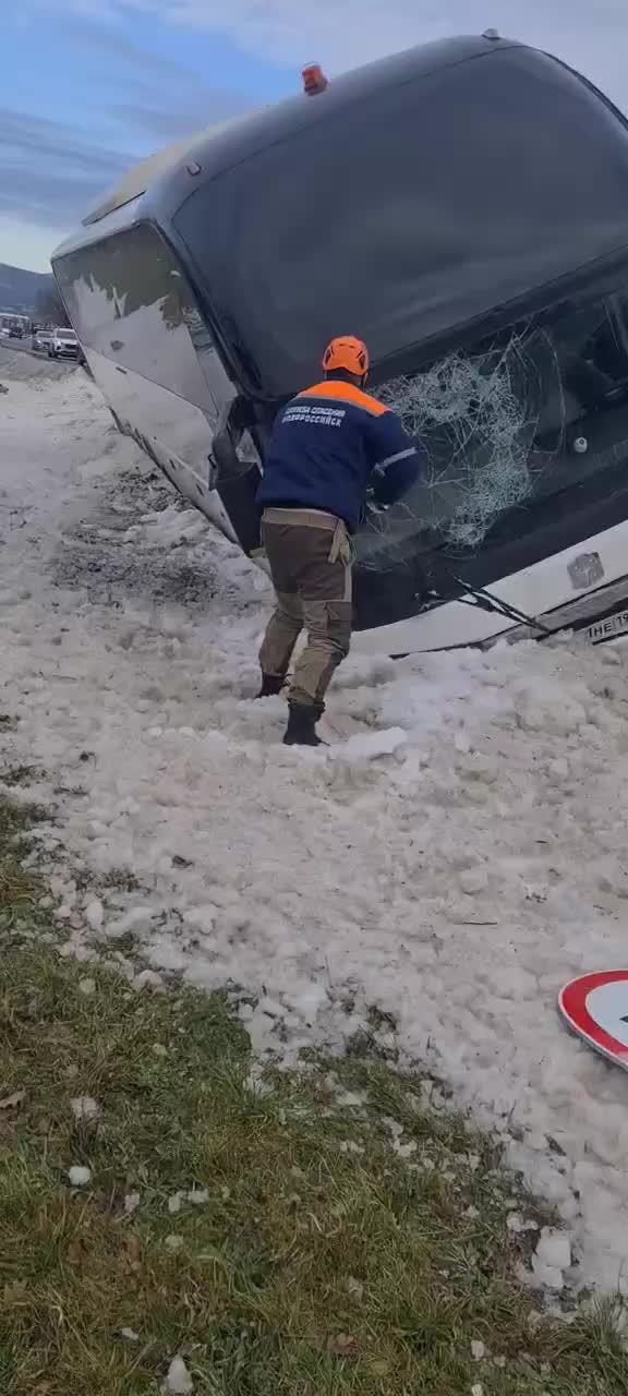 Лобовое столкновение автобуса и легкового автомобиля в Новороссийске: 22 человека заблокированы