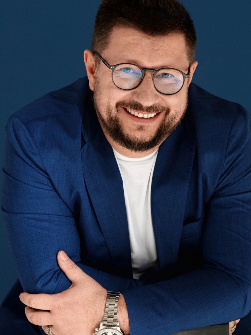  Работавший в Иркутской области политтехнолог арестован в Нижнем Новгороде Не задался вчерашний день у прекрасного и не чуждого для Иркутской области человека по имени Михаил Халуга. Политтехнолога задержали прямо в одном из магазинов Нижнего Новгорода. Несколько мужчин в балаклавах и надписью ФСБ на форменной одежде вывели его из магазина и изъяли мобильный телефон. В Нижегородскую область он приехал с Иваном Носковым из Иркутской области. Политтехнолог был вовлечен в выборную кампанию Думы Дзержинска. Параллельно задержаны некоторые члены его политтехнологической команды. Официальных версий нет, неофициальных — две. 1 Арест связывают с проектом «Социальный участковый» в Дзержинске, деньги на который поступали через АНО из бюджета Нижегородской области. 2 Также говорят, что в конце марта уважаемые люди, которые должны были пойти по согласованному списку в думу Нижнего Новгорода пожаловались губернатору, что за право участия в выборах с них запросили неприлично много денег. Опасная профессия у политтехнологов. И, разумеется, ждём официальных сообщений о причинах ареста.