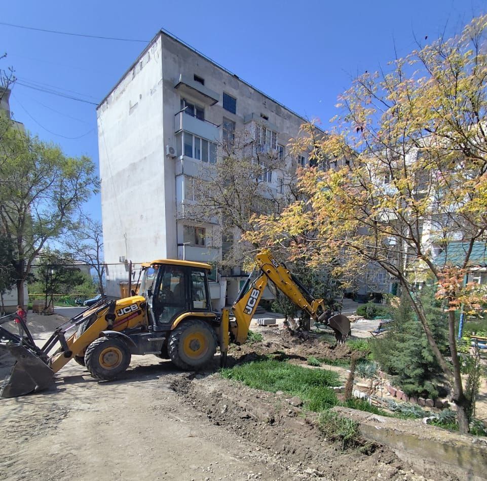 В Орджоникидзе приступили к благоустройству дворовой территории Сейчас на ул. Бондаренко, 12 проводится демонтаж старого бордюрного камня и дорожного покрытия дворового проезда. В рамках благоустройства здесь заасфальтируют дворовой проезд, обустроят парковочные места и тротуары, установят игровую и спортплощадки, лавочки, урны. Также предусмотрен ремонт подпорной стенки и лестницы, обустройство сушилки и системы дворового освещения. Работы по благоустройству дворовых территорий в Феодосийском округе планируют завершить до конца первого полугодия. #РеспубликаКрым