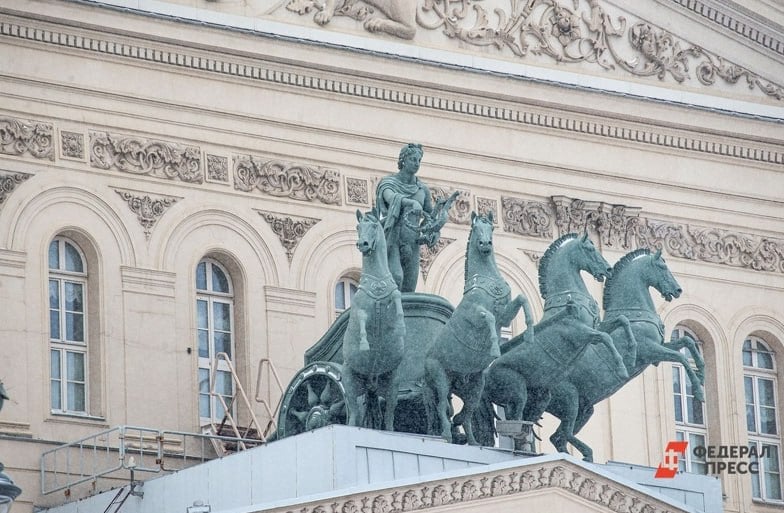 В Петербурге учредили премию за поддержку русской культуры  СМИ пишут, что в Северной столице учредили международную премию имени Кирилла Лаврова «За поддержку и продвижение русской культуры за рубежом». Это произошло в год 100-летия со дня рождения выдающегося актёра и общественного деятеля.  Впервые награду вручат в апреле в рамках XXVII Международного фестиваля русских театров «Встречи в России». Руководитель фестиваля, генеральный директор театра «Балтийский дом» Сергей Шуб рассказал, что сейчас формируется попечительский совет премии, а банк ВТБ уже выразил готовность поддержать этот проект.  Шуб напомнил, что Кирилл Лавров был одним из инициаторов фестиваля «Встречи в России». Он помогал русскоязычным театрам за рубежом, которые оказались в сложной ситуации, и лично поддерживал актёров, приезжавших в Петербург.