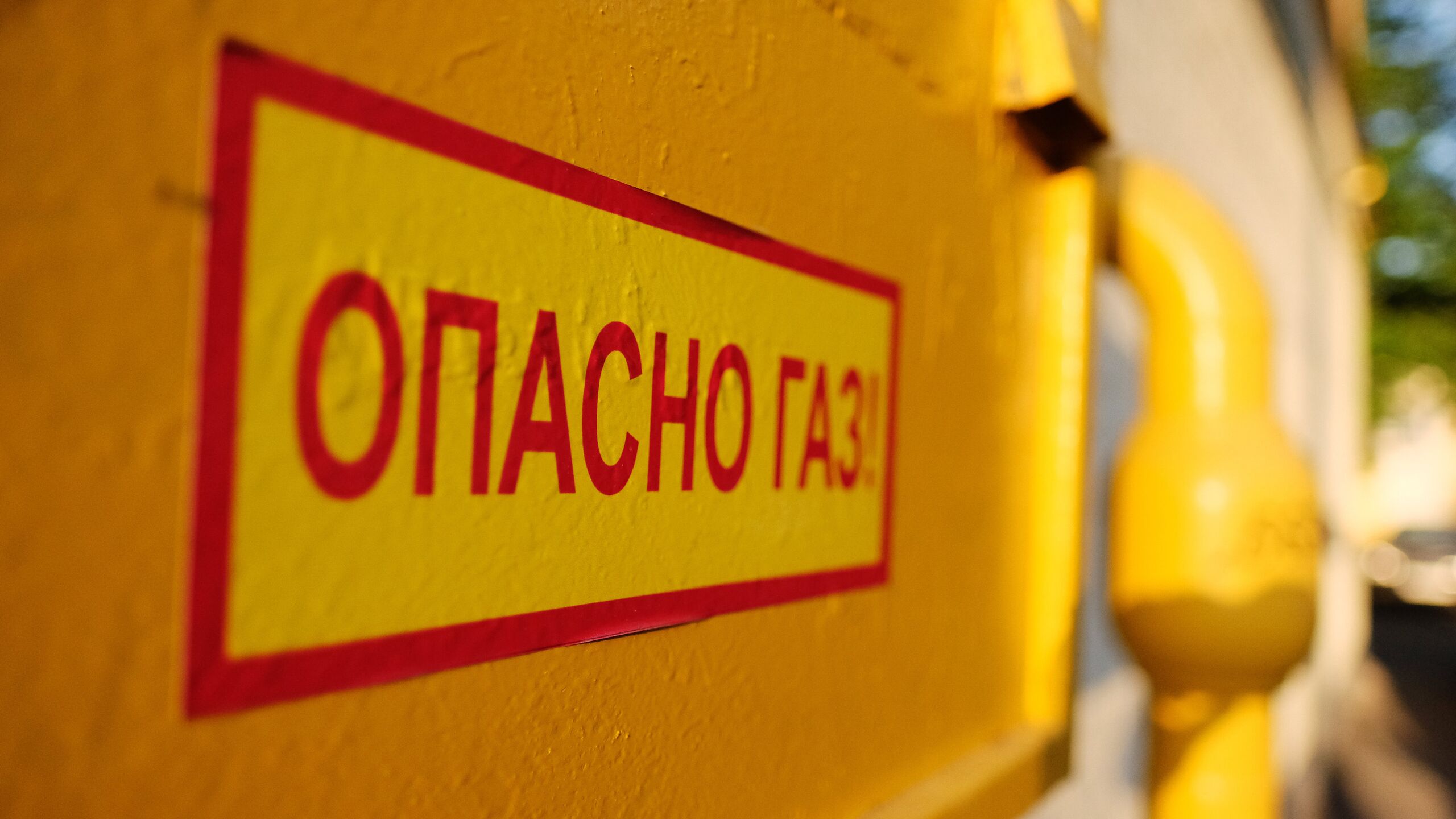 Газоснабжение будет приостановлено 4 5 тысячам абонентов в поселках на южном берегу Крыма до вечера 6 января из за внеплановых работ на газопроводе сообщил министр топлива и энергетики Республики Крым Владимир Воронкин В связи с технологической необходимостью проведения внеплановых работ на газопроводе среднего давления в сетях газоснабжения ГО Ялта произведено временное прекращение подачи природного газа абонентам в поселках городского типа Кореиз Курпаты Гаспра и Ореанда Отключено 4 5 тысячи абонентов сообщил Воронкин в канале на платформе Мах Планируемый период восстановления газоснабжения объектов социальной инфраструктуры до 18 00 мск в воскресенье Газоснабжение абонентам планируется восстановить до 1800 мск 6 января уточнил министр