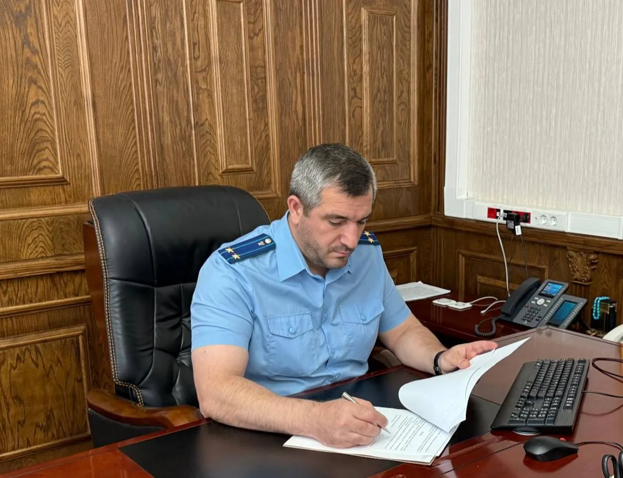 По требованию прокуратуры Хасавюртовского района главный архитектор районной администрации уволен в связи с утратой доверия Прокуратурой Хасавюртовского района проведена проверка соблюдения требований законодательства о противодействии коррупции Проверкой установлено что главный архитектор администрации муниципального образования Хасавюртовский район являясь должностным лицом уполномоченным на выдачу разрешений на ввод объектов капитального строительства в эксплуатацию в нарушение требований законодательства выдал незаконный разрешительный документ в отношении объекта недвижимости Указанное решение главным архитектором принято в условиях конфликта интересов поскольку касалось объекта недвижимости принадлежащего лицу состоящему в близком родстве с бывшим главой муниципального района Несмотря на наличие личной заинтересованности меры к предотвращению и урегулированию конфликта интересов муниципальным служащим приняты не были По результатам рассмотрения представления прокуратуры Хасавюртовского района главный архитектор освобожден от занимаемой должности и уволен с муниципальной службы в связи с утратой доверия
