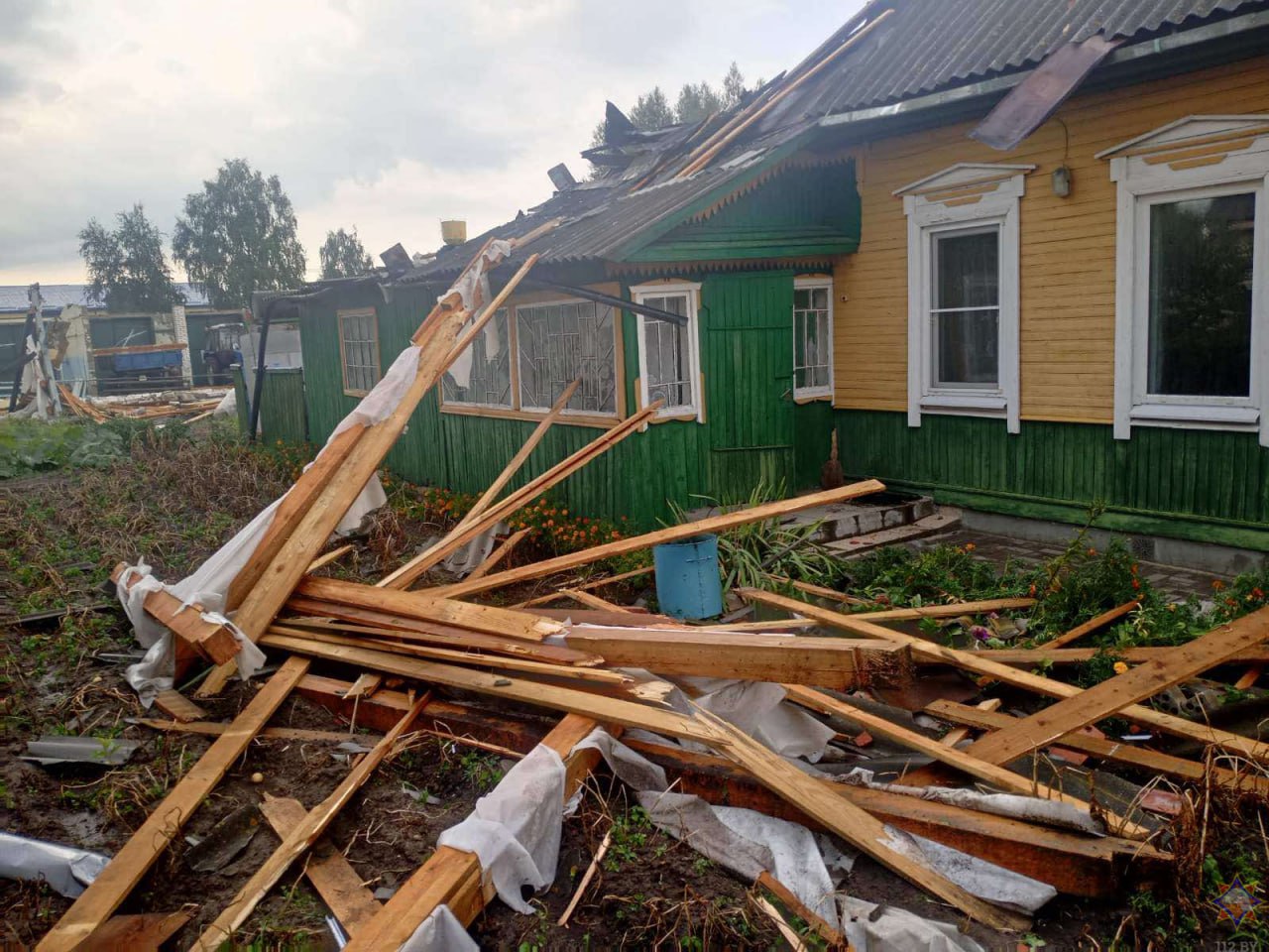 В Кировском и Глусском районах ликвидируют последствия непогоды  По информации МЧС, 16 августа через территорию Кировского и Глусского районов Могилевской области прошел грозовой фронт. Усиленный ветер повредил кровли 12 объектов.    В Глуске пострадали три частных жилых дома. В Кировске повреждены пять жилых домов, сельскохозяйственный объект, производственный объект, а также два объекта социальной сферы — почта и средняя школа.    Пострадавших нет. Работники МЧС и коммунальных служб занимались распиловкой и уборкой упавших деревьев, а также другими работами по ликвидации последствий непогоды.    Читайте нас на САЙТЕ и в соцсетях: Instagram / ВК / Одноклассники / Facebook