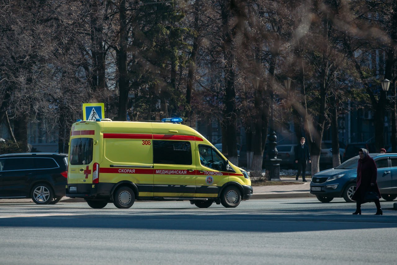 ‼  В Уфе из окна третьего этажа выпала шестилетняя девочка  Это произошло около 19:00 по адресу: ул. Богдана Хмельницкого, 88. По предварительной информации УГЗ, девочка была дома с отцом. В какой-то момент она открыла окно, облокотилась о москитную сетку и выпала.  Лежавшего на земле ребенка обнаружил очевидец. Девочка осталась жива. Сейчас она находится в больнице.