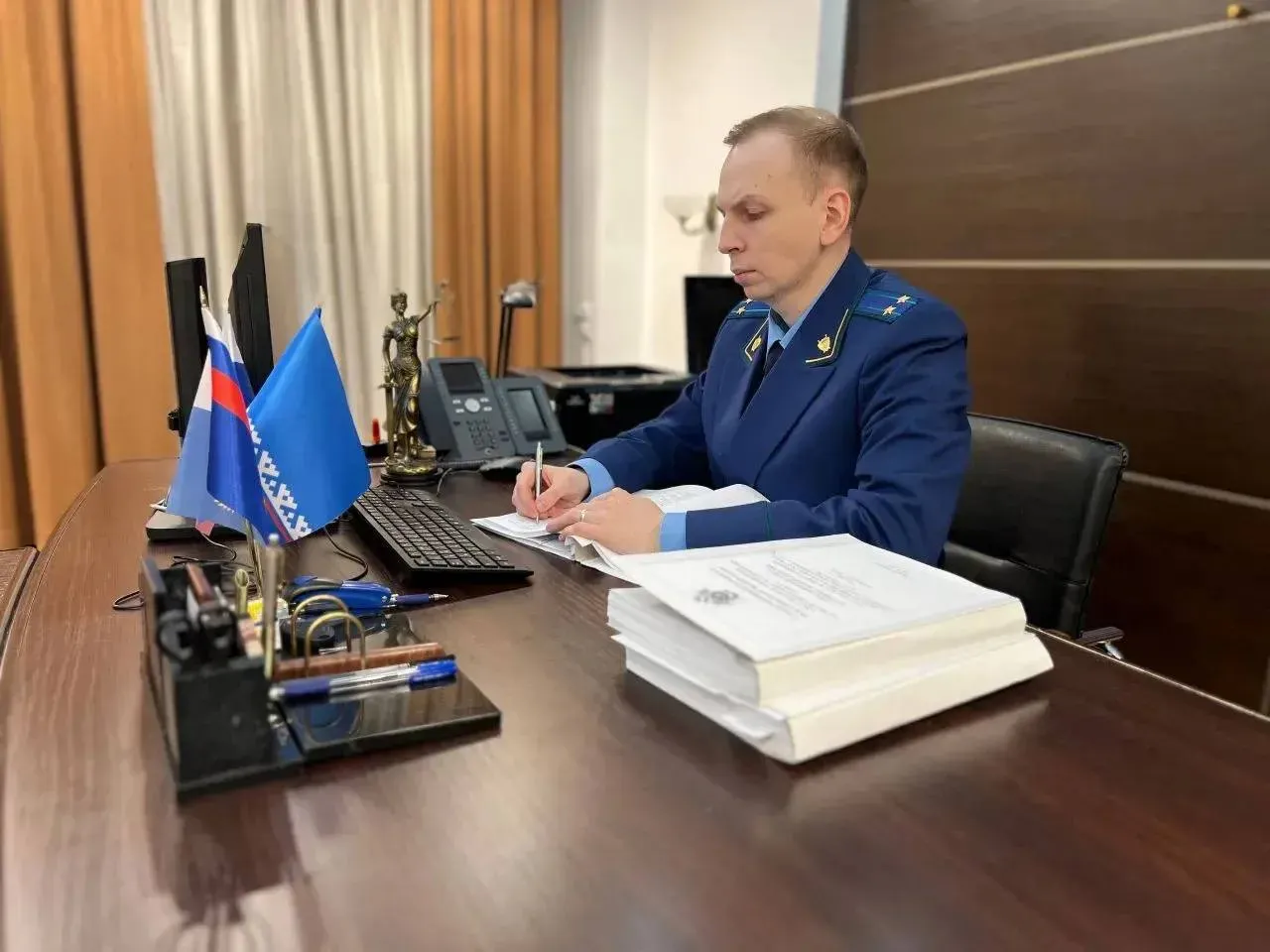 В Новом Уренгое в суд направлено уголовное дело о покушении на убийство   По версии следствия в марте 2026 г во время распития спиртных напитков между обвиняемой и потерпевшим произошел конфликт в ходе которого женщина взяла на кухне нож и нанесла им удар в область сердца мужчины   Наступление летального исхода удалось избежать лишь в связи с пресечением свидетелем действий злоумышленницы и оказанием своевременной медицинской помощи пострадавшему   Подробности на сайте ведомства
