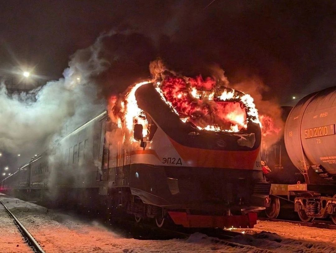 Арестованы поджигатели электричек в Лобне и Дмитрове  В ночь на 30 декабря 2024 года были подожжены два электропоезда: ЭП2Д-0026 и ЭП2Д-0014.  Сначала злоумышленники попытались поджечь электричку в городе Лобня, залив соляркой кабину. Началось задымление, но пожар не возник. Затем они переместились в город Дмитров, где залили в кабину электропоезда бензин и подожгли головной вагон.  По статье о теракте были осуждены два безработных молодых человека: 22 и 23 лет, с фамилиями Кулаков и Жаров. По информации Следственного комитета, поджог был осуществлён по указанию куратора в Telegram, который заплатил за это 100 тысяч рублей.  В результате пожара головной вагон поезда в Лобне можно восстановить, а поезд в Дмитрове ожидает дополнительного заключения экспертов.