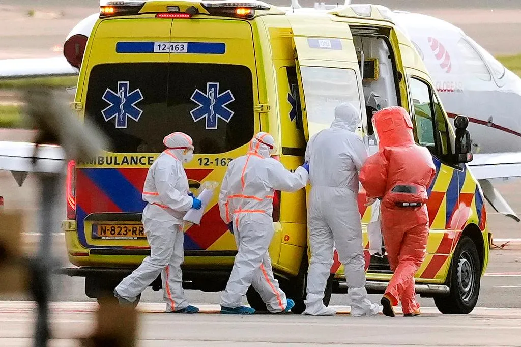 Хантавирус штамма Андес вызывает высокую температуру и тяжелое поражение почек вплоть до их отказа Имеется две основные группы симптомов которые развиваются при воздействии хантавируса Первая геморрагическая лихорадка с почечным синдромом Вторая что характерно для штамма Андес может вызывать более грозные заболевания хантавирусный легочный синдром тяжелая пневмония Это когда у человека повышается температура до 39 40 градусов могут появиться боли в пояснице потом наступают отеки нарушение выделения мочи и отказ почек Но это в очень тяжелых случаях сообщили бактериологи Они напомнили что человек может заразиться хантавирусом только от контактов с грызунами Мы в МАХ