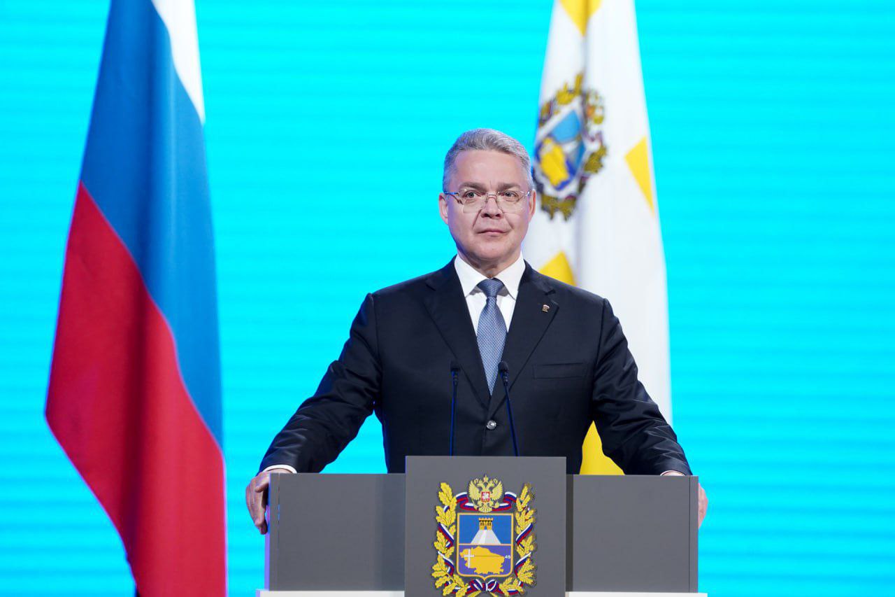 Владимир Владимиров поручил краевому миндору уделить особое внимание поддержанию дорог в нормативном состоянии Глава региона в ходе своего Послания заявил, что нерадивых подрядчиков необходимо наказывать рублём. Кроме того, Владимир Владимиров поручил миндору совместно с главами разработать предложения по возвращению территорий с острой транспортной проблемой к муниципальным транспортным предприятиям до конца года.