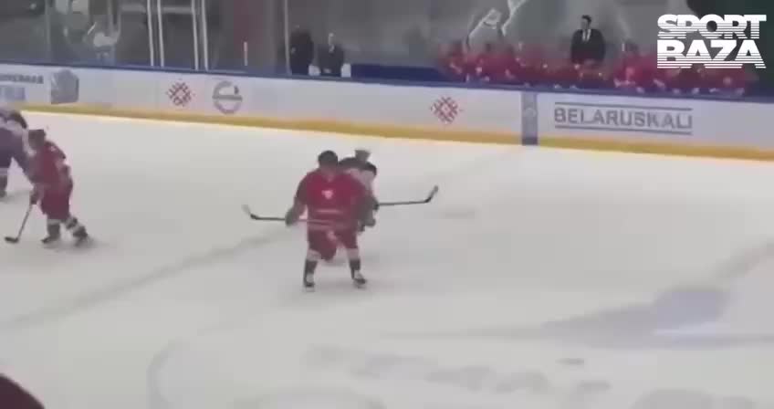 Александр Лукашенко упал на лёд во время хоккейного матча, команда сыграла вничью