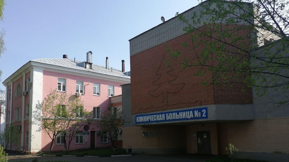В клинической больнице №2 Ярославля сменился главный врач. Сергей Давлетов покинул пост 17 июля, он возглавлял больницу с июля 2020 года. Исполняющей обязанности главврача назначена Елена Дайникова. Давлетов остается депутатом Ярославской областной думы.  Фото: kb2yar.ru  Еще больше новостей — в Telegram-канале «Ъ-Ярославль»