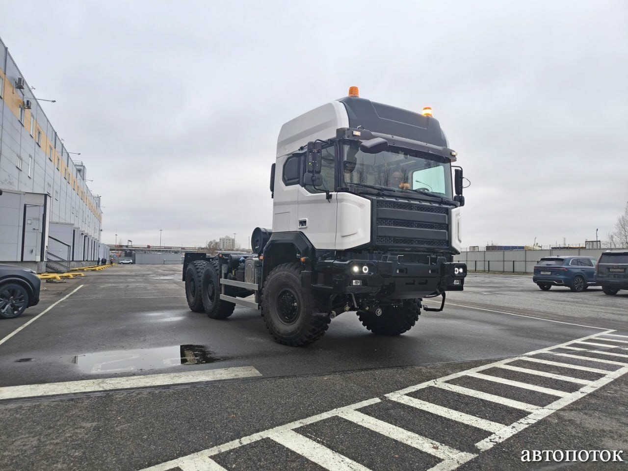 В Санкт-Петербурге на базе бывшего завода Scania-MAN началась сборка новых гражданских тяжелых грузовиков БАЗ 6×6 разработки концерна Алмаз-Антей. Собирается предсерийная партия машин для сертификационных испытаний, а уже в следующем году планируется начать поставки товарных образцов