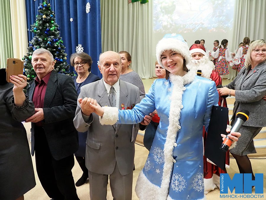 В Беларуси организуют более 20 праздничных мероприятий для пожилых Они станут частью благотворительной акции От всей души которая пройдет в республике с 23 декабря по 14 января Так 23 декабря ожидаются торжественные акции во всех областях и в столице с участием руководителей облисполкомов и Мингорисполкома 3 января Большой театр Беларуси проведет новогодний праздничный концерт Позже 9 января пройдет тематический день балов Рождественская симфония Завершает акцию 14 января единый тематический день Добрые дела на Новый год Минск Новости MINSKNEWS BY Telegram Viber FB VK Inst TikTok YouTube