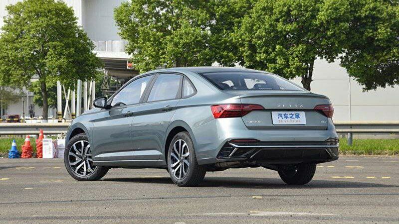 В Китае стартовали предпродажи флагманского седана Jetta VA7 дешевле Lada Aura  Jetta VA7 — перелицованная версия Volkswagen Sagitar.   Единственный доступный двигатель — 1,4-литровая 150-сильная «турбочетвёрка». Она сочетается только с семиступенчатой роботизированной коробкой передач.  Новинка продается за 118 777 юаней  1,66 миллиона рублей ,   Подпишись