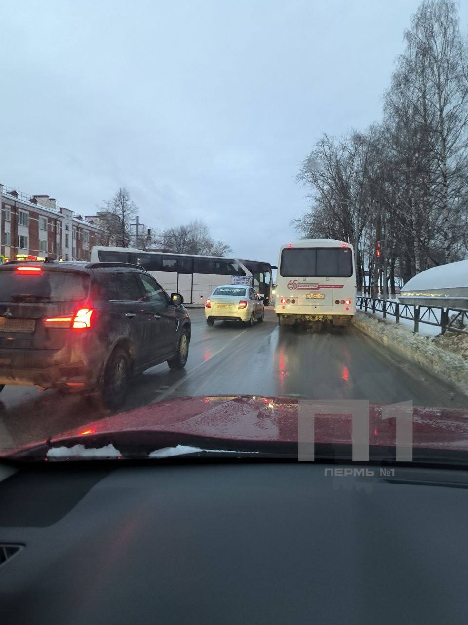 В Перми произошло ДТП с участием автобуса и внедорожника на пересечении улиц Уральская и Индустриализации.   Из-за аварии на улице Уральской пробки по трём полосам. На месте работают сотрудники ГИБДД, обстоятельства ДТП выясняются. Водителям рекомендуем выбирать альтернативные маршруты.    Подписаться   Прислать новость