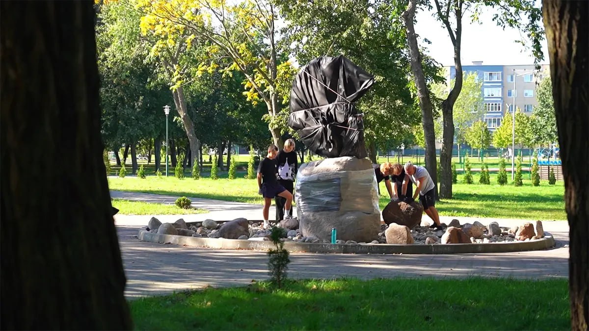 В Беларуси появится памятник пресноводной креветке Необычную скульптуру откроют 4 октября в Белоозерске Гигантская белорусская креветка высотой почти 170 см работа лучших кузнецов страны Как именно выглядит памятный знак станет сюрпризом Увидеть его первыми смогут гости областных Дажынак Подпишись Минская правда MLYN by