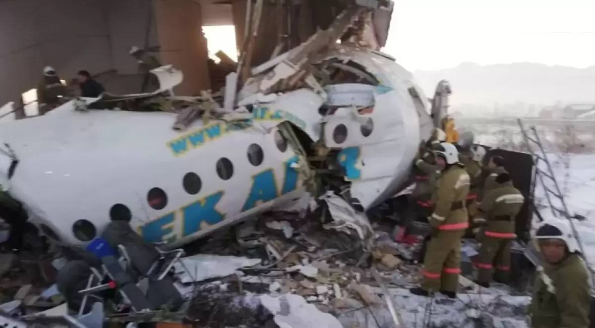 Авиакатастрофа Bek Air в Алматы погибшие пилоты признаны виновными В Алматы вынесен приговор по делу о крушении самолета авиакомпании Bek Air произошедшем в декабре 2019 года Детали Суд признал Марата Муртабаева и Мейржана Молдакулова виновными по статье 344 УК РК Нарушение правил эксплуатации или безопасности движения воздушного транспорта повлекшее смерть человека Процессуальные расходы в размере 1 7 млн тенге будут покрыты за счет государства Арест на имущество Bek Air сохранен до рассмотрения гражданских исков Суд признал право потерпевших на компенсацию и поручил рассмотреть вопрос о ее размере в порядке гражданского судопроизводства Пострадавшие требуют возмещения ущерба на сумму 4 8 млрд тенге t me ulysmediatg