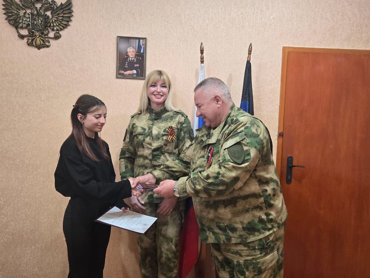 Сотрудники полиции вручили первые паспорта юным горловчанам В рамках мероприятий, посвященных празднованию 80-летия Победы в Великой Отечественной войне, в административном здании УМВД России «Горловское» состоялась торжественная церемония вручения паспортов Российской Федерации 14-летним горожанам. Подробнее