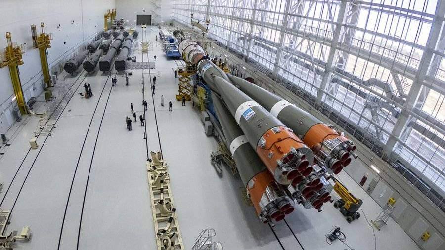 «Роскосмос» испытает «многоразовые» ракеты, «как у Маска», в ближайшие 1,5-2 года.  По словам гендиректора госкорпорации Дмитрия Баканова, создание возвращающейся на землю первой ступени удешевит космические запуски. Такую технологию уже показали Китай и Япония.  «С ракетой сейчас [Илон] Маск доказывает, что раньше первая ступень отработала, отстрелилась, упала и на металлолом. Сейчас по несколько раз первую ступень используют, и за счет этого происходит колоссальное удешевление, колоссальная экономия», — сказал Баканов РБК.  «У нас техническое задание на отработку технологии, которая в народе называется кузнечик, подписано только в июне текущего года. Это заложено в национальный проект. И нам нужно, чтобы это прошло максимально качественно. <…> Можно и завтра ее попробовать, но только результат будет соответствующий», — добавил чиновник.   В январе 2025-го бывший глава «Роскосмоса» Юрий Борисов заявил, что испытания многоразовой первой ступени ракеты «Амур-СПГ» пройдут в 2025-2028 годах. Он уточнил, что разработку комплекса планируется завершить к 2030-му. Маск на это заявил, что ждет демонстрации разработки.  «Давай, попробуй», — написал тогда основатель SpaceX.    Маск разработал многоразовые ступени для своих ракет, в частности, для Falcon 9 и Starship. Falcon 9 использует многоразовую первую ступень, которая возвращается на Землю для повторного использования, а Starship — полностью многоразовую систему, включающую как первую ступень Super Heavy, так и сам космический корабль.