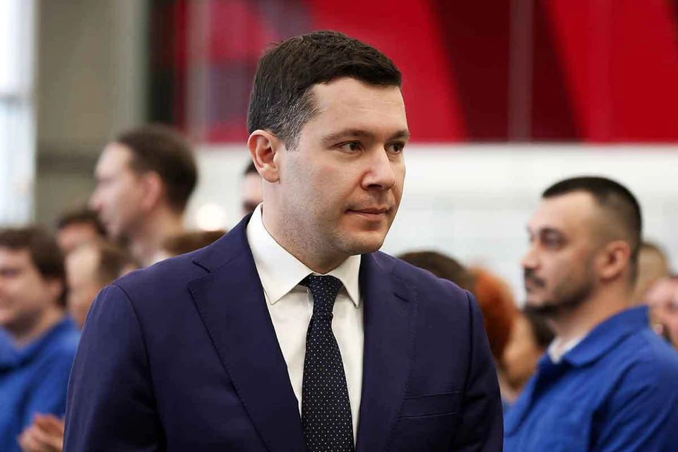 Видим настоящий бум российских брендов Антон Алиханов рассказал о развитии отечественного производства За последние годы в России заметно выросло число отечественных марок речь и об одежде и об обуви которые после ухода западных брендов надежно заняли освободившиеся ниши и теперь прочно их удерживают Мы видим настоящий бум российских брендов они появляются как в онлайне так и в обычных магазинах По разным оценкам таких брендов уже больше 30 тысяч И что имеет ключевое значение большинство из них шьют именно здесь на российских производствах Либо на своих мощностях либо размещая заказы на наших фабриках рассказал глава Минпромторга РФ Антон Алиханов Об отечественных брендах ценах и отношении потребителей в материале обозревателя KP RU Александра Гамова Подписаться на truekpru Читать нас в MAX