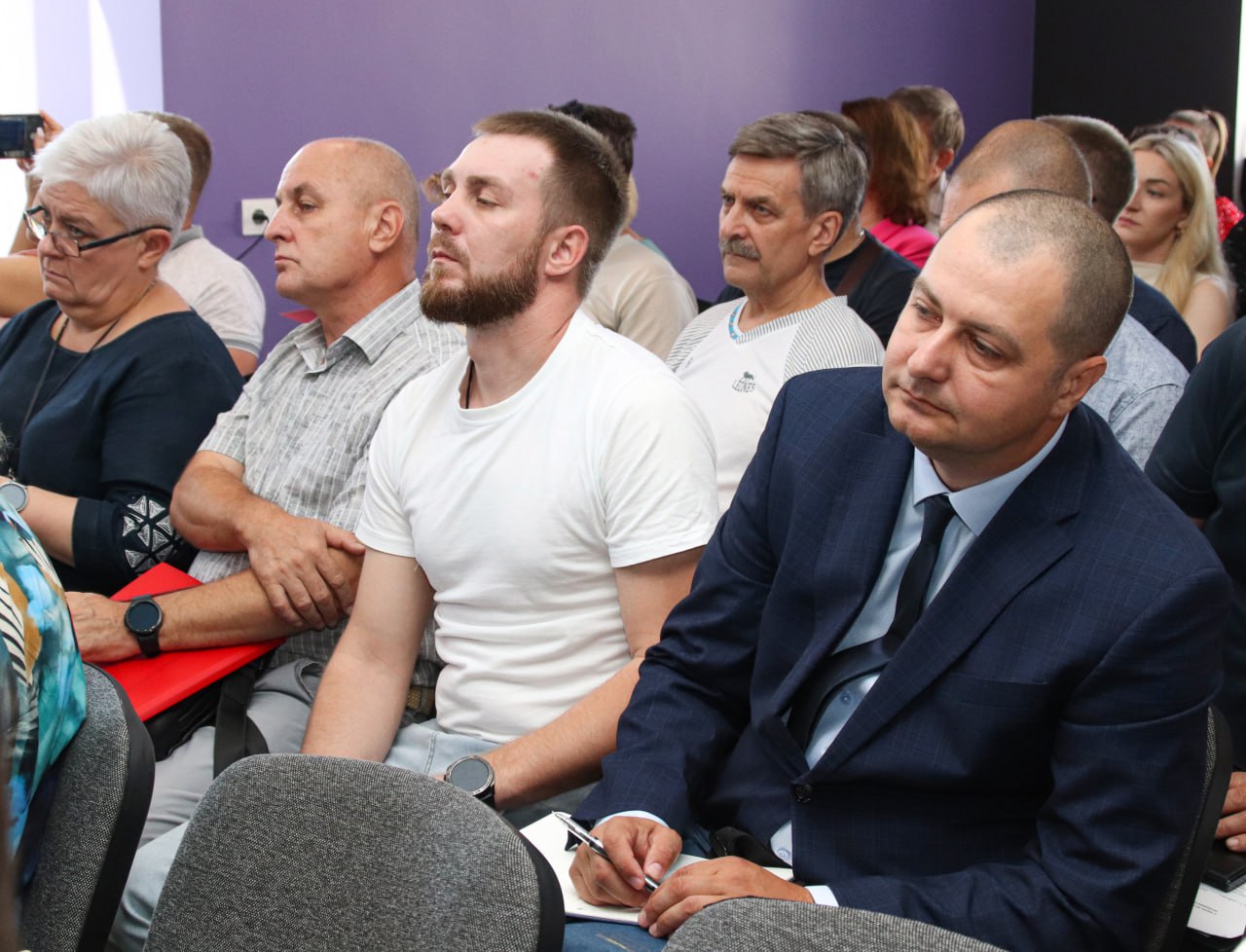 На стратегической сессии по развитию ТОС представителей ЛНР обучают ведущие эксперты страны  В столице Луганской Народной Республики проходит двухдневная стратегическая сессия по развитию территориального общественного самоуправления  ТОС . В мероприятии принимают участие ведущие эксперты из разных регионов России – руководители Общероссийской ассамблеи ТОС, а также специалисты из Тульской и Рязанской областей, Нижнего Новгорода, Тюмени и Республики Бурятия.  В своем выступлении директор Общероссийской ассамблеи ТОС Захарий Юдин рассказал о правовых основах гражданского участия в осуществлении местного самоуправления и подчеркнул значимость института ТОС в современной России.   По его информации, сегодня в стране действует почти 41 тысяча органов территориального общественного самоуправления.   – ТОСы – это эффективный инструмент реализации инициатив, направленных на улучшение качества жизни в своих сообществах, – отметил Захар Юдин.   Он также обратил внимание на широкий спектр задач, которые решают ТОСы: от благоустройства до организации культурных и досуговых мероприятий, а также на тесное сотрудничество с муниципальными властями и возможность получения финансирования из местных бюджетов.  О важности присутствия ведущих экспертов и практиков в ЛНР рассказала председатель Ассоциации «Совет муниципальных образований Тульской области Марина Карташова:  – Я хотела бы, чтобы у всех было понимание, кто приехал в Луганск. Это те люди, которые организуют, курируют и собирают лучшие практики территориального общественного самоуправления в России. Директор Всероссийской ассамблеи ТОС Захарий Геннадьевич Юдин и его команда – настоящие профессионалы, реализующие значимые проекты по всей стране и готовые делиться опытом для развития территориального общественного самоуправления в ЛНР, – подчеркнула она.