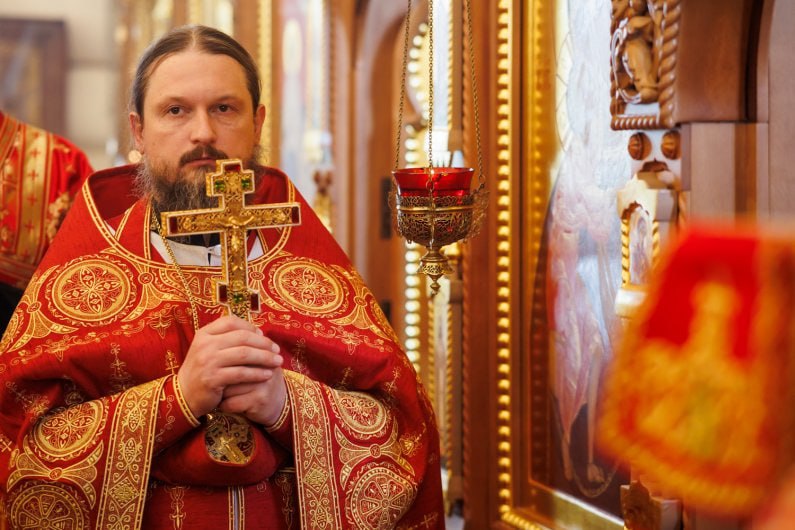 Священный синод Русской Православной Церкви назначил нового епископа в Нижнетагильскую епархию Кафедру в Нижнем Тагиле получил наместник монастыря на Ганиной яме Мелитон Зыбин Решение о назначении нового епископа было принято на заседании Синода 30 октября 2025 года Преосвященным Нижнетагильским и Невьянским избрать игумена Мелитона Зыбина клирика Екатеринбургской епархии Место наречения и хиротонии игумена Мелитона Зыбина во епископа по возведении его в сан архимандрита оставить на благоусмотрение Патриарха Московского и всея Руси Кирилла говорится в журнале Синода Игумену Мелитону 47 лет Монашеский постриг он принял в 2003 году в 2005 году получил священнический сан В 2019 году стал наместником монастыря на Ганиной яме Кроме того он возглавлял спортивно патриотический отдел Екатеринбургской епархии Предыдущий епископ Нижнетагильский Феодосий в июле 2025 года возглавил Самарскую митрополию