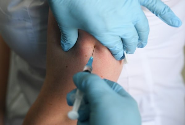 Минздрав сократил перечень препаратов для лечения гриппа Вместо 50 наименований лекарств в списке осталось 39 Приказ министерства опубликован на официальном портале правовой информации Из перечня исключили психостимуляторы пенициллины тетрациклины макролиды и другие средства Среди новых препаратов появились арбидол риамиловир нафазолин фенилэфрин и умифеновир Подписаться на Говорит Москва Telegram VK MAX