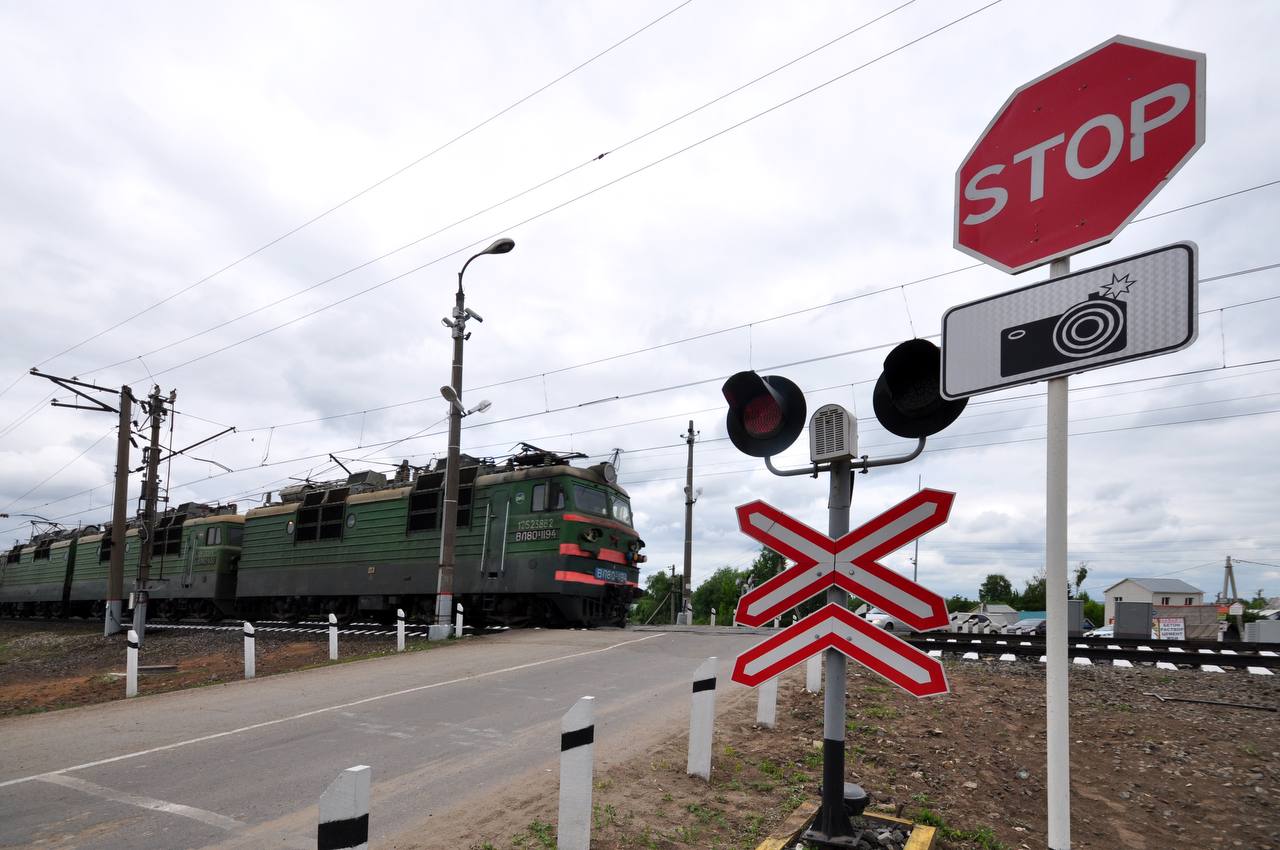 В соцсетях распространяют фейки о якобы полном закрытии ж/д переезда в поселке Ленино. В местной администрации опровергли эти сведения. "Ведутся плановые работы по реконструкции ж/д станции "7 Колодезей" и обустройству двухпутных вставок железнодорожного полотна. Работы не предусматривают полного закрытия железнодорожного переезда в пгт. Ленино", — говорится в сообщении. Ж/д переезд работает штатно.