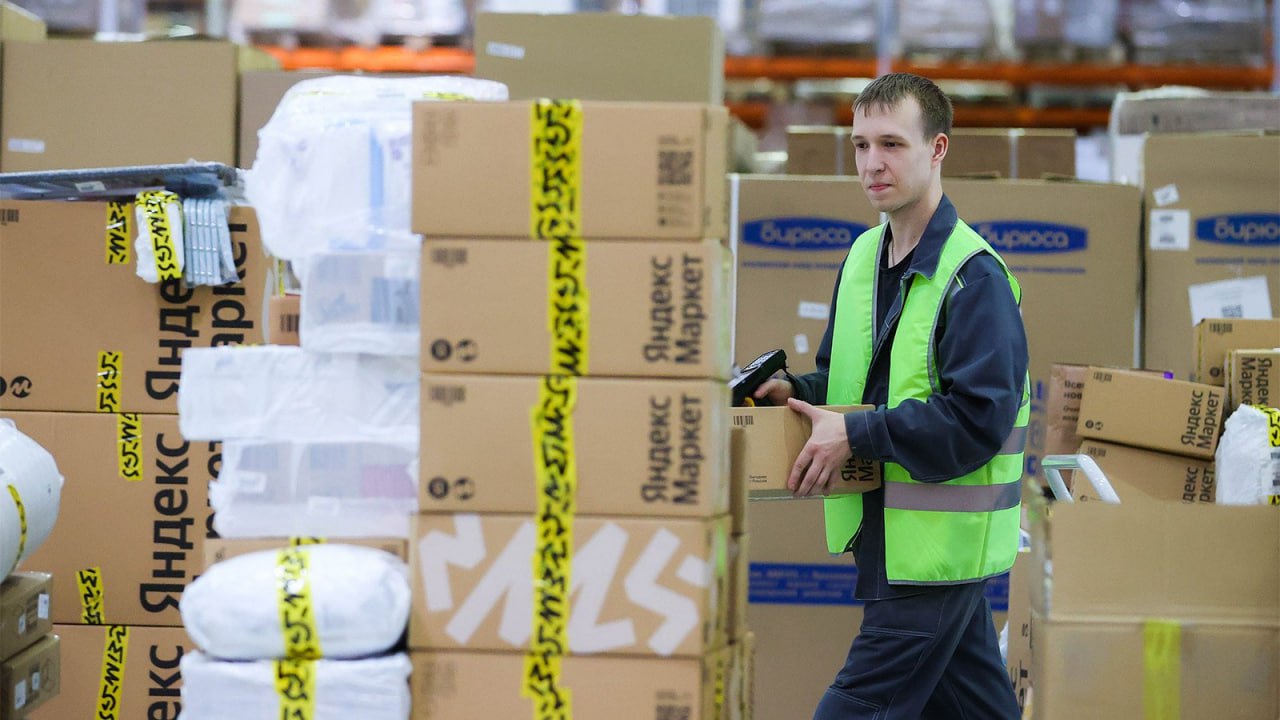 Платформенная занятость под защиту какие правила предложили для курьеров маркетплейсов Федерация независимых профсоюзов России подготовила поправки в ТК РФ определяющие условия при которых отношения между цифровой платформой и исполнителем признаются трудовыми Ключевые критерии установление платформой обязательных правил контроль выполнения заданий ограничение выбора рабочего времени или дохода а также влияние на отзывы пользователей Инициатива может затронуть до 9 5 млн человек занятых в сфере платформенной занятости что кардинально изменит регулирование труда курьеров таксистов и фрилансеров Для признания отношений трудовыми достаточно наличия хотя бы двух из предложенных критериев что значительно упрощает процедуру установления официального статуса для миллионов самозанятых и гиг работников Для исполнителей это потенциально означает доступ к оплачиваемым отпускам больничным и пенсионным отчислениям но также может привести к ужесточению отбора и снижению гибкости графика со стороны платформ