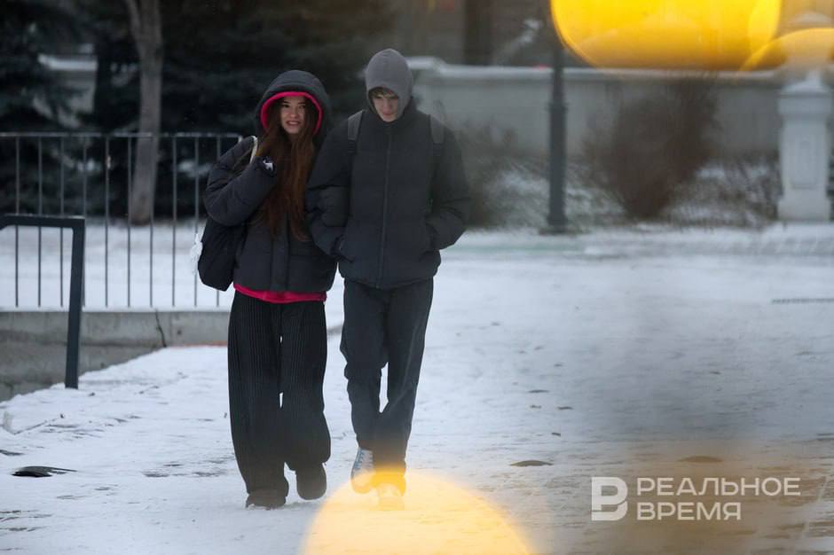 Сегодня в Татарстане ожидается до 5 градусов Будет облачно Ожидается небольшой снег мокрый снег днем местами до умеренного сообщили в Гидрометцентре республики В отдельных районах метель гололед Ветер южный юго западный 7 12 м с местами порывами 15 20 м с Температура составит от 0 до 5 градусов На дорогах гололедица местами сильная