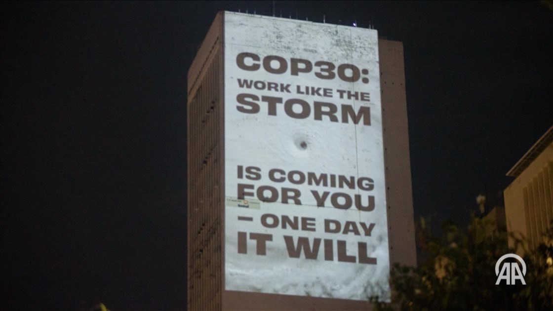 Представители коренных народов Бразилии провели акцию протеста в защиту земельных прав и против нефтеразведки в Амазонии Акция прошла в городе Белен где продолжается 30 я Конференция сторон Рамочной конвенции ООН об изменении климата COP30 По данным местных СМИ участники демонстрации в традиционных нарядах собрались у входа в конференц зал саммита ООН с плакатами Наши леса и земли не продаются Активисты выступили за сохранение земель защиту среды обитания и против расширения добычи ископаемого топлива Протестующие скандировали лозунги Облагайте налогом миллиардеров а также подчеркнули что экономическое неравенство усугубляет климатический кризис Особую критику вызвала политика правительства президента Луиса Инасиу Лулы да Силвы по бурению в бассейне Амазонки Демонстранты выкрикивали слоганы Правительство Лулы стыдитесь Вы уничтожаете природу скважинами Подробнее на нашем сайте http v aa com tr 3741701 24 7 в сутки с Агентством Анадолу