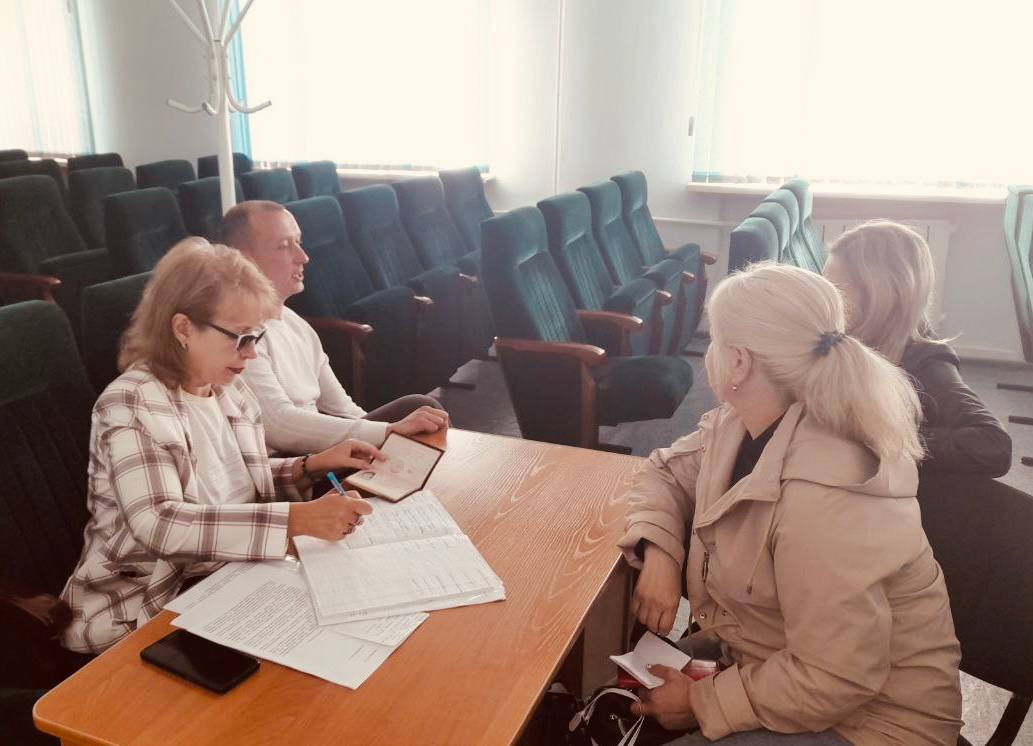 В Ужуре прошёл личный приём граждан по вопросам ЖКХ Руководитель по западной группе районов Ольга Слободян провела приём жителей в офисе местной управляющей компании Ужурское ЖКХ Жители обратились со следующими вопросами  Содержание общего имущества в многоквартирном доме  Порядок проведения текущего ремонта  Начисление платы за коммунальные услуги  По всем вопросам дали подробные разъяснения