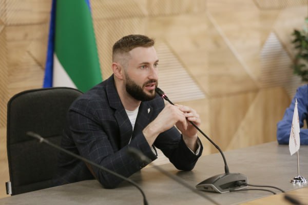Бывшему руководителю регионального центра Мой Бизнес Сергею Жеребцову не удалось обжаловать приговор Суд оставил в силе наказание в виде 4 лет в колонии штрафа в 500 тысяч рублей и запрета занимать определенный должности Речь идет об эпизодах связанных с попыткой получить золотой парашют после увольнения из центра и ряду менее крупных нарушений допущенных Жеребцовым во время работы в госорганах komitesha
