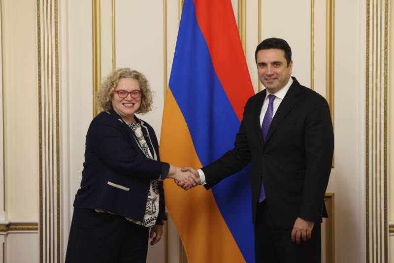 Ален Симонян встретился с послом Великобритании Собеседники обсудили вопросы касающиеся как двусторонних отношений и развития межпарламентских связей так и региональных развитий и мирного процесса установленного между Арменией и Азербайджаном