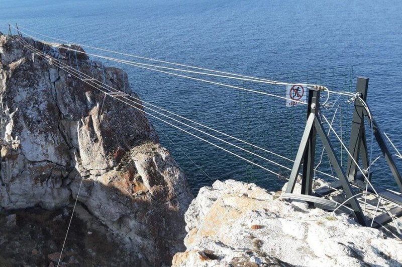 Нацпарк заплатит штраф за незаконное строительство подвесных мостов на крупнейшем острове Байкала  Прокуратура Иркутской области проверяла деятельность ФГБУ «Заповедное Прибайкалье». В июле этого года нацпарк организовал стройку подвесных мостов на Ольхоне, для чего привлек подрядчика. В итоге работы начали с нарушениями, не согласовывая их со Службой по охране объектов культурного наследия. Также не были проведены проектные работы, направленные на обеспечение сохранности местности.  Как итог, был нарушен ландшафт городища Саган-Хушун. Суд оштрафовал нацпарк на 300 тысяч рублей. В рамках инцидента также расследуется уголовное дело о повреждении памятников истории и культуры.